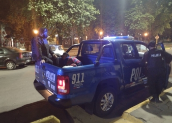 Tiró su bolso al techo para evitar un robo y vecinos retuvieron al delincuente