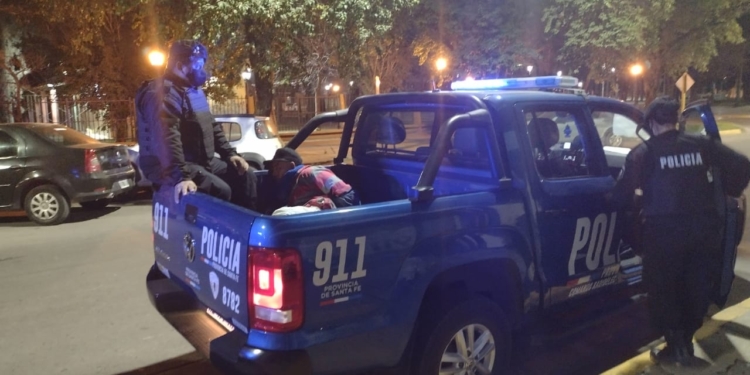 Tiró su bolso al techo para evitar un robo y vecinos retuvieron al delincuente