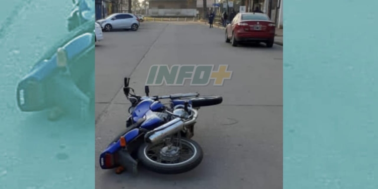 Barrancas: se le cruzó un perro y cayó de su moto a metros del cajero