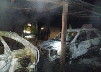 Feroz incendio en un casa en Timbúes: ardió el comedor y dos autos