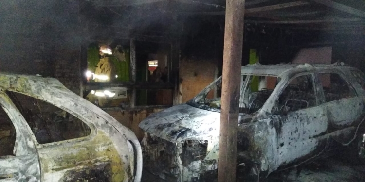 Feroz incendio en un casa en Timbúes: ardió el comedor y dos autos