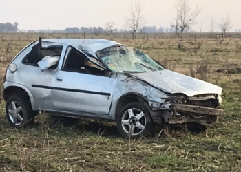 Impactante vuelco en San Genaro: un auto terminó dentro de un campo