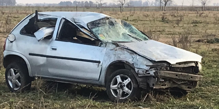 Impactante vuelco en San Genaro: un auto terminó dentro de un campo