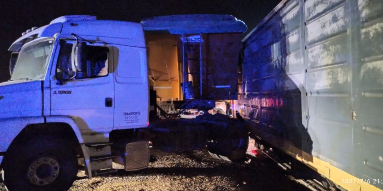 Totoras: se le rompió el camión sobre las vías y lo chocó el tren