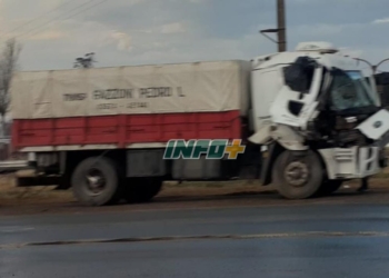 Un camión impactó su cabina contra otro en el ingreso a Centeno