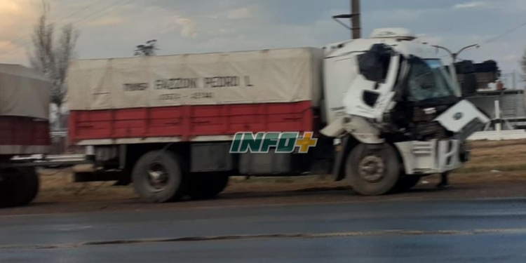 Un camión impactó su cabina contra otro en el ingreso a Centeno