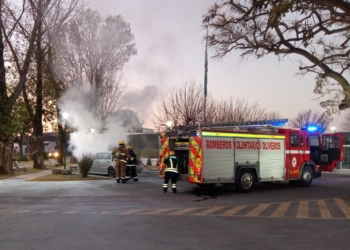 Un auto se incendió en el estacionamiento del hospital de Timbúes