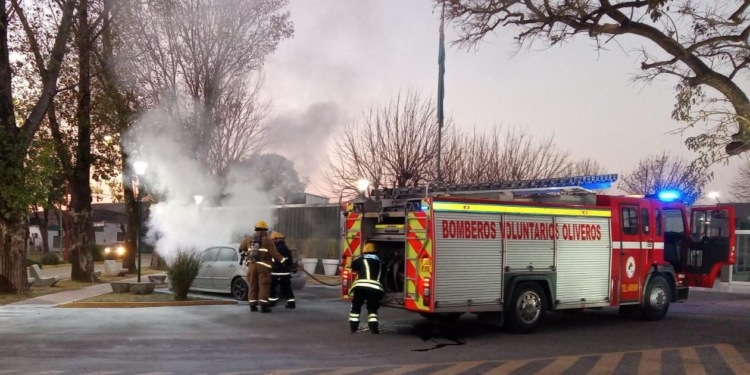 Un auto se incendió en el estacionamiento del hospital de Timbúes