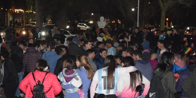 Perotti tras los festejos por la Copa América: “Ante el menor síntoma vayan a hisoparse»