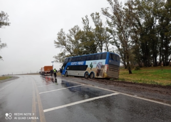 Ruta 34: en medio del temporal despistó un colectivo y debió ser asistido