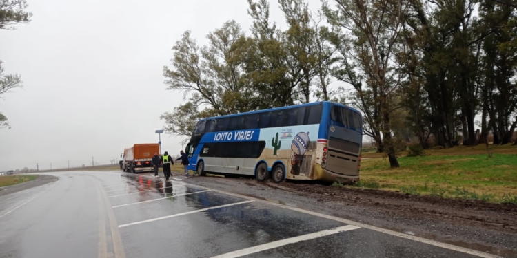 Ruta 34: en medio del temporal despistó un colectivo y debió ser asistido