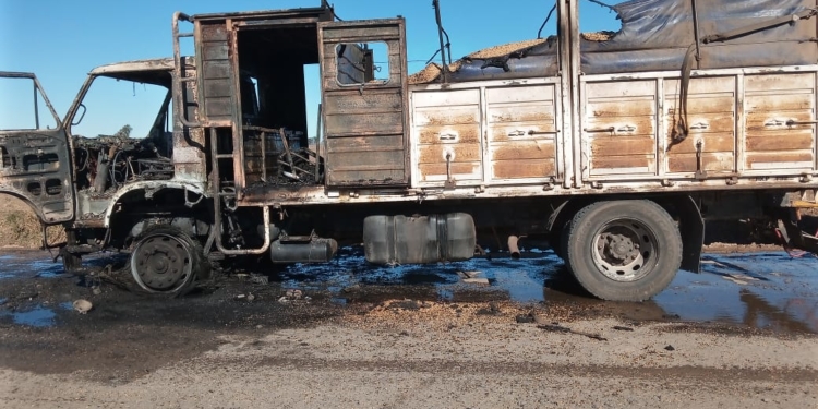 Bomberos de Oliveros sofocaron las llamas de un camión en Timbúes