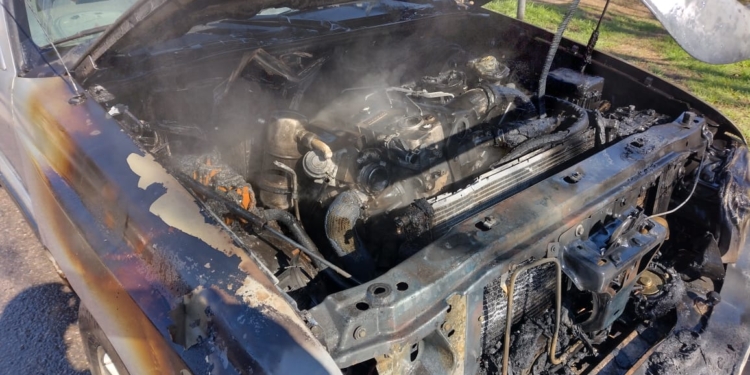 San Genaro: una falla en el motor de una camioneta provocó su incendio