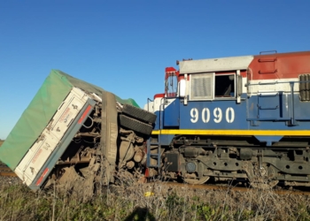 Impactante choque entre un camión y un tren: un hombre herido y corte de ruta
