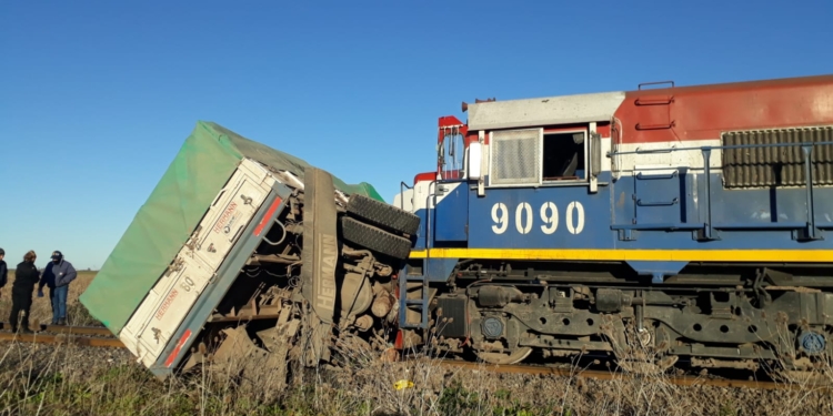 Impactante choque entre un camión y un tren: un hombre herido y corte de ruta