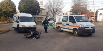 Una moto y una traffic chocaron en una esquina de Totoras: una mujer herida