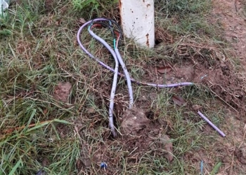 Robaron una pala y fueron atrapados mientras cavaban para sustraer cables subterráneos