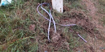 Robaron una pala y fueron atrapados mientras cavaban para sustraer cables subterráneos