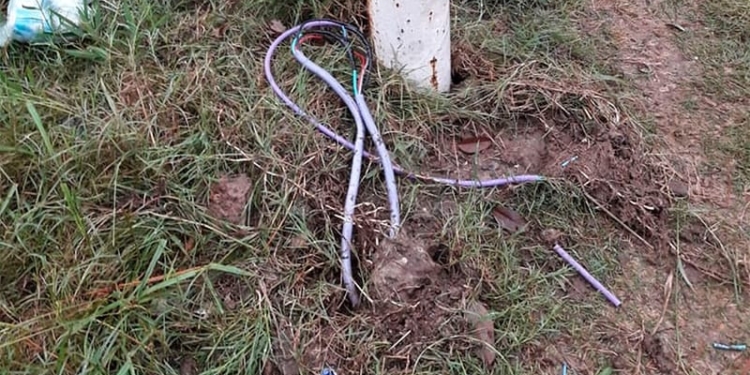 Robaron una pala y fueron atrapados mientras cavaban para sustraer cables subterráneos