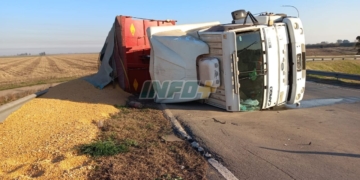 Volcó un camión en el acceso a Maciel y hay calzada reducida