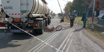 Un joven cayó de su bicicleta y murió atropellado por un camión