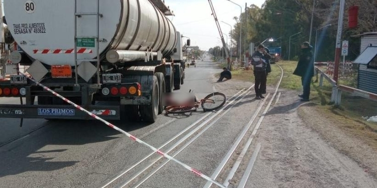 Un joven cayó de su bicicleta y murió atropellado por un camión