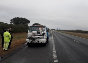Un remolque impactó por alcance contra un camión en autopista