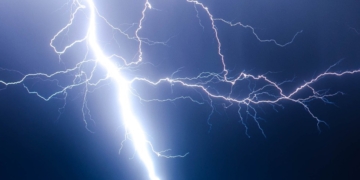 Un rayo cayó en Serodino, quemó los equipos de la radio local y asistieron los bomberos