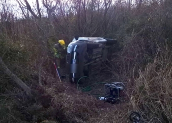 Una camioneta volcó en Ruta 11 y sus ocupantes fueron rescatados por bomberos