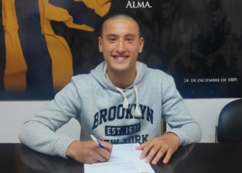 Apuestan al pibe: Véliz firmó su primer contrato con Rosario Central