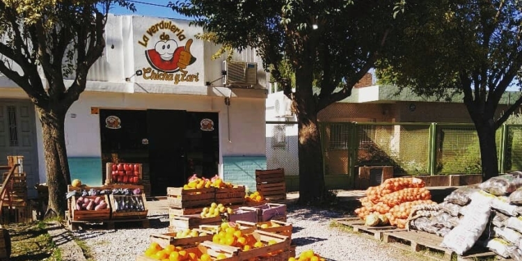 Trabajadores y solidarios: una verdulería de Oliveros sirve el desayuno y la merienda