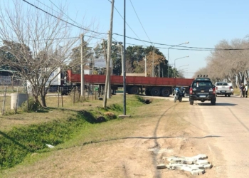 Un motociclista muerto tras un accidente con un camión en Gálvez