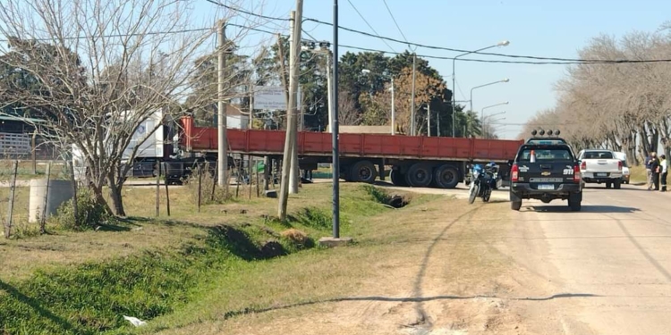 Un motociclista muerto tras un accidente con un camión en Gálvez