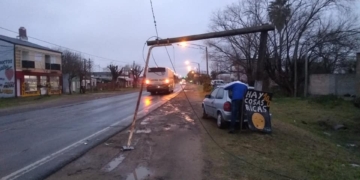 Un auto despistó y derribó un poste de alumbrado público en Ruta 11