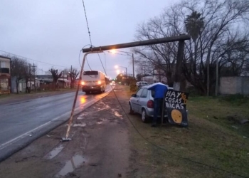Un auto despistó y derribó un poste de alumbrado público en Ruta 11