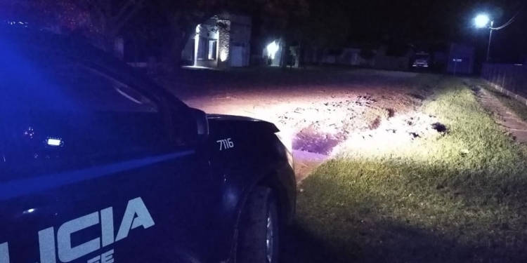 Clandestina en Oliveros con más de 50 jóvenes: un detenido, secuestro de auto y bebidas