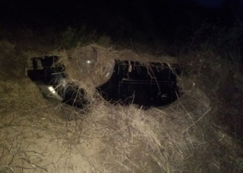 Atraparon a un hombre «enterrando» su auto con 130 mil pesos cerca de autopista