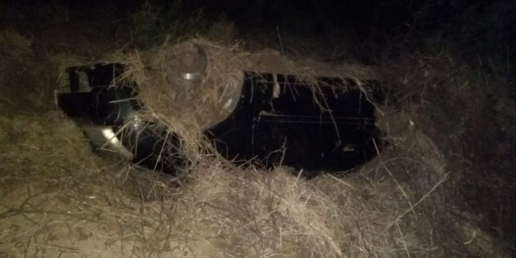 Atraparon a un hombre «enterrando» su auto con 130 mil pesos cerca de autopista