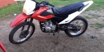 Oliveros: le robaron la moto que usa para trabajar y le dejaron una lata de cerveza