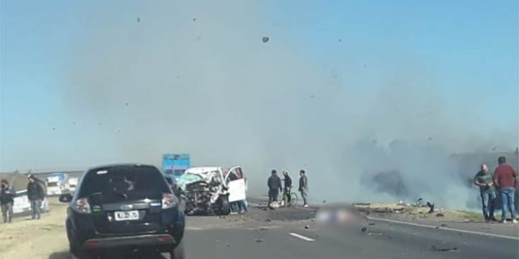 Humo y tragedia en la autopista: murieron una mamá y su bebé