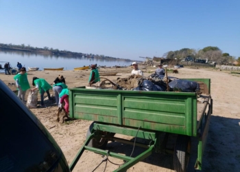 Gaboto celebró el Día de la Pachamama limpiando el río