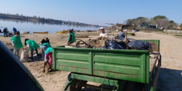 Gaboto celebró el Día de la Pachamama limpiando el río