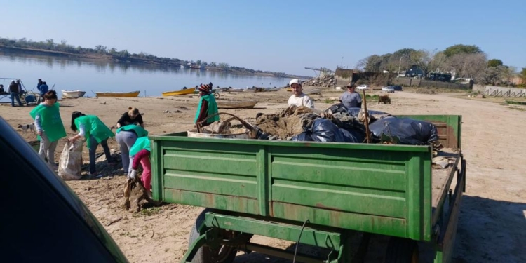 Gaboto celebró el Día de la Pachamama limpiando el río