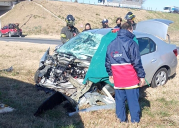 Accidente fatal: un hombre murió en autopista tras chocar con un camión