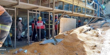 Bomberos de Serodino y Oliveros rescataron al trabajador atrapado en el derrumbe de Bunge