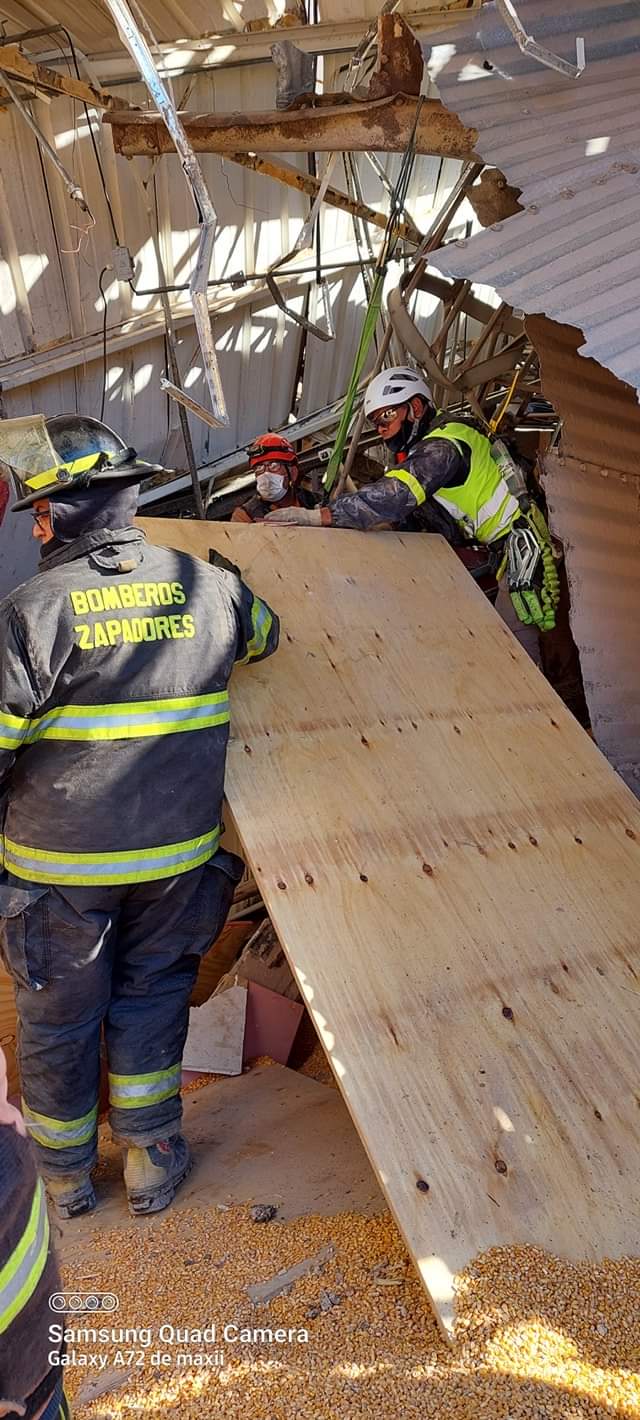 Bomberos de Serodino y Oliveros rescataron al trabajador atrapado en el derrumbe de Bunge
