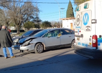 Fuerte impacto entre dos autos en pleno centro de Maciel