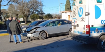 Fuerte impacto entre dos autos en pleno centro de Maciel