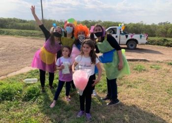 Payasos solidarios en caravana entregaron obsequios a niños de Monje y La Boca