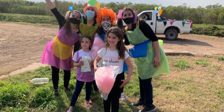 Payasos solidarios en caravana entregaron obsequios a niños de Monje y La Boca